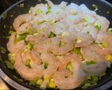 Foto del paso 3 de la receta: Pasta con camarones y Cebollines