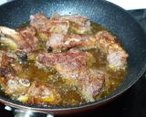 Foto del paso 4 de la receta Costillas de cerdo con patatas paja al ajillo