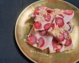 Foto langkah ke 5 dari resep Strawberry Yogurt Bark.