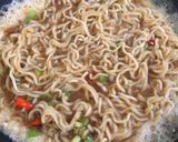 Foto langkah ke 4 dari resep Omelet Mie.