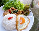 รูปขั้นตอนการทำที่ 8 ของ ข้าวผัดกะเพราหมูหมัก 🥓🍃🌶🥬