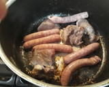 Foto del paso 2 de la receta: Tuco con carne y salchichas parrilleras