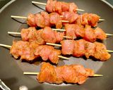 Une image de l'étape 3 de Salade de jeunes pousses d’épinards au curry et à l’ail accompagnée de mini brochettes de dinde.