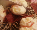 Foto del paso 6 de la receta: Revuelto de gulas con langostinos y jamón