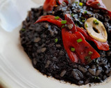 Foto del paso 8 de la receta: Arroz negro meloso con sepia y pimientos del piquillo