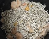 Foto del paso 2 de la receta: Gulas con gambas y huevo