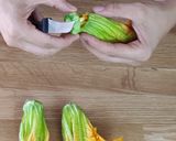 Foto del passaggio 2 della ricetta Sfogliatine ripiene ai fiori di zucca e provola