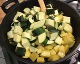 Une image de l'étape 5 de Pommes de terre et courgettes au bouillon de chapon.