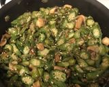 Foto langkah ke 4 dari resep Tumis Baby Okra + Jamur.