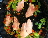 Foto del paso 3 de la receta: Paella de pollo y cerdo para tres