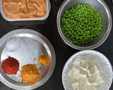 A picture of step 1 of Mutter Paneer.