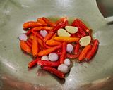 Foto langkah ke 1 dari resep Sambelan Ikan Asap Daun Kemangi.