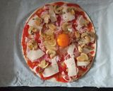 Foto del paso 5 de la receta: Pizza con jamón York, queso, champiñones y huevo