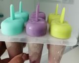 Foto del paso 2 de la receta: Mini paletas de leche de soya y fresa