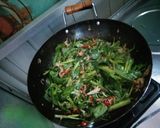 Foto langkah ke 2 dari resep Cah Kangkung Udang Rebon.