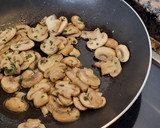 Foto del paso 4 de la receta: Hojaldres de champiñones, atún huevo queso aceitunas