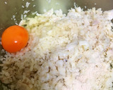 Foto del paso 3 de la receta: Tortillitas de merluza y coliflor al horno