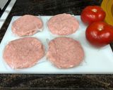 Foto del paso 1 de la receta Hamburguesa de pollo con flor de tomate, guisantes y zanahoria