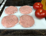Foto del paso 1 de la receta: Hamburguesa de pollo con flor de tomate, guisantes y zanahoria