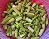 Hình bước làm 1 của món Canh măng tây nấu tôm