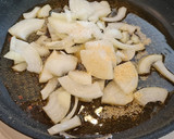 Foto del paso 3 de la receta: Solomillo de cerdo en salsa de queso y calabacín