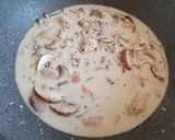 Foto langkah ke 4 dari resep Spaghetti Mushroom Cream Sauce with Prawn.