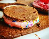 Pas rețetă Înghețată de casă de căpșuni cu biscuite de brownie. Înghețata de casă fără mașina de înghețată 5 fotografie