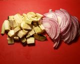 Foto del paso 2 de la receta Tortillas de patatas con berenjenas y cebolla roja