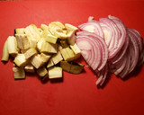 Foto del paso 2 de la receta: Tortillas de patatas con berenjenas y cebolla roja
