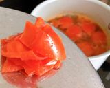 Hình bước làm 2 của món Canh Ngót Cá Hồi Cà Chua
