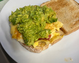 Foto del paso 3 de la receta: Sándwich de tortilla rellena y aguacate en 5 minutos ¡aprovechamiento total!