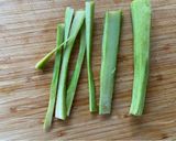 Foto del passaggio 1 della ricetta Pilaf di scorze di clementina, gambi di carciofo e julienne di iceberg
