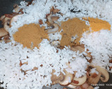 Foto del paso 4 de la receta: Arroz frito con currys, setas y bacon