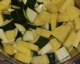 Foto del paso 2 de la receta: Crema de calabacín con quesitos en olla express