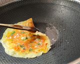 Foto langkah ke 4 dari resep Telur Dadar Gulung (Tamagoyaki) Wajan Bundar.