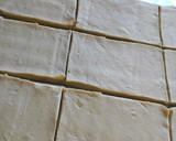 Foto del paso 3 de la receta: Medialunas rellenas con membrillo y dulce de leche