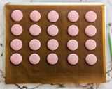 Une image de l'étape 15 de Macarons à la framboise (avec ganache fondante).