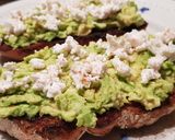 Foto del paso 8 de la receta Tostada con Aguacate, Queso de Cabra y Pavo