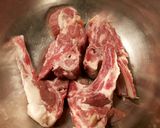 Foto del paso 10 de la receta: Espinazo de cordero, en salsa de okra y trigueros