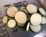 Une image de l'étape 1 de Bœuf aux poivrons, courgette et pesto de fanes de radis.