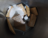 Foto del paso 1 de la receta: Piñas navideñas de chocolate