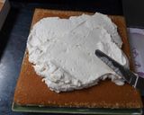 Foto del paso 2 de la receta: Bizcocho relleno con fresones