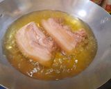 Hình bước làm 3 của món Thịt ba chỉ chiên da giòn