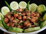 કલકત્તા સ્ટ્રીટ સ્ટાઇલ આલુ કાબલી ચાટ (Calcutta Street Style Aloo Kabli Chaat Recipe In Gujarati)
