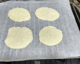 Foto del paso 4 de la receta: Hamburguesa con queso azul, escalivada y pan de yogur