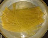 Foto langkah ke 4 dari resep Spaghetti Aglio Olio Sosis Simple.