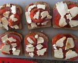 Foto del paso 5 de la receta: Mini pizzas de pan molde