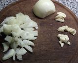 Foto del paso 4 de la receta: Pizza de muzzarella con morrón verde y aceitunas negras