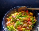 शिमला मिर्च आलू की सब्जी(SHIMLA MIRCH ALOO KI SABZI RECIPE IN HINDI) रेसिपी चरण 3 फोटो