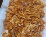 Foto langkah ke 2 dari resep Bawang goreng renyah.